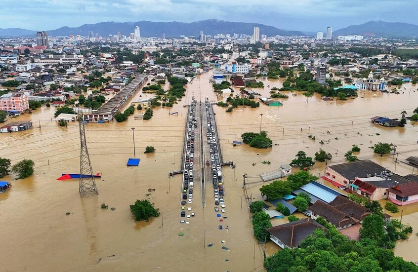 تايلاند.. غرق مدينة هات ياي والسكان يتسلقون أعمدة الكهرباء للنجاة من الطوفان