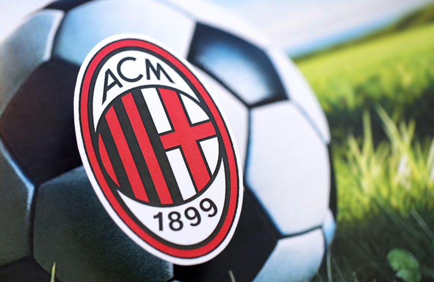 ميلان ينعى الحارس الدولي الإيطالي السابق لورينزو بوفون