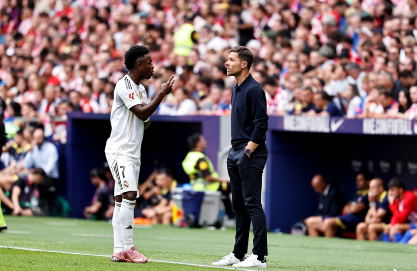 فينيسيوس يمرر الكرة بين قدمي ألونسو في التدريب.. فكيف رد المدرب؟ (فيديو)