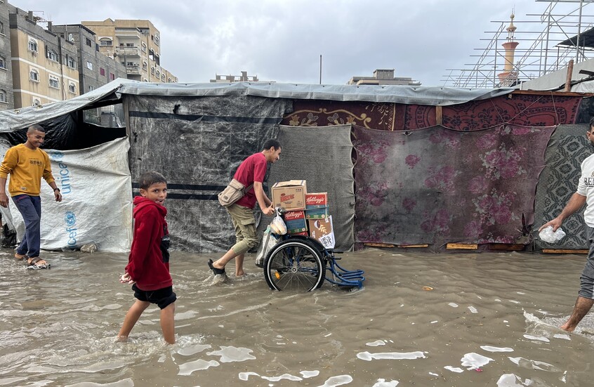 مصر تؤكد التزامها بتنفيذ اتفاق غزة وسط فيضانات تغرق نازحي القطاع