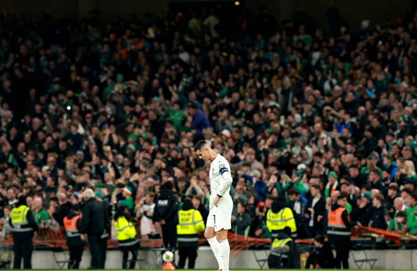 "الفيفا" يصدر قرارا تأديبيا بحق رونالدو بعد طرده في لقاء إيرلندا