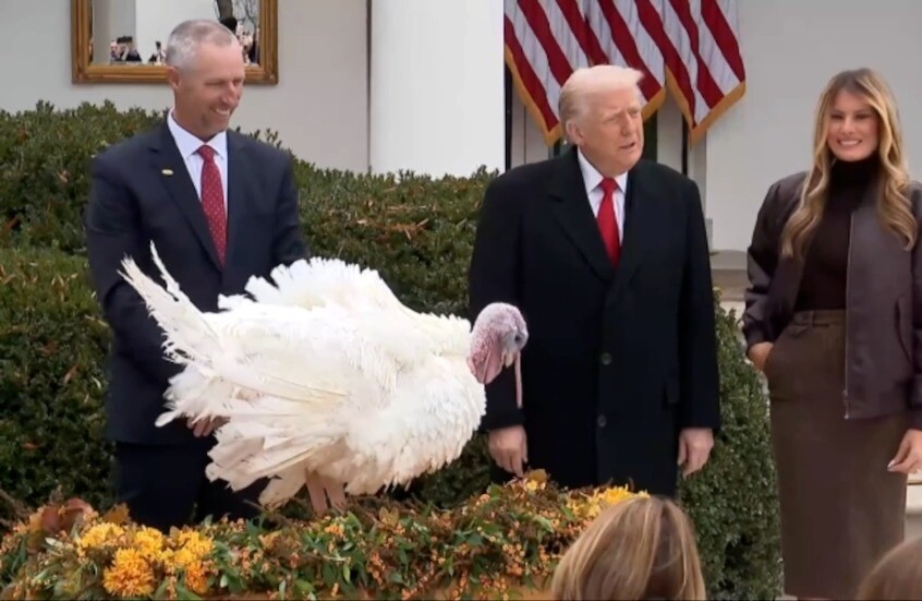 ترامب يمنح الديكين الروميين "غوبل" و"وادل"العفو الرئاسي في البيت الأبيض (فيديو)