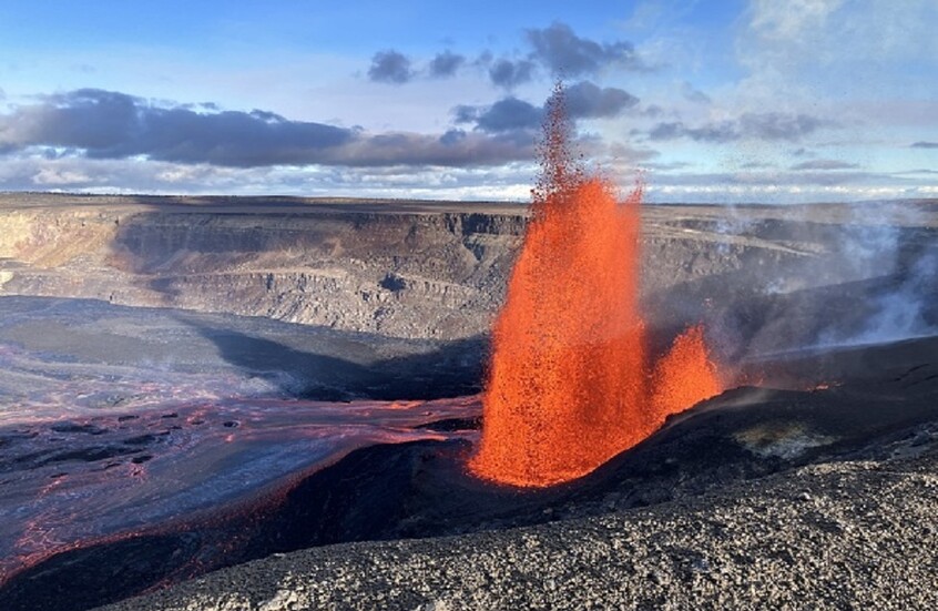 "الأرض تخرج أثقالها".. بركان كيلويا في هاواوي ينفث حممه (فيديو)
