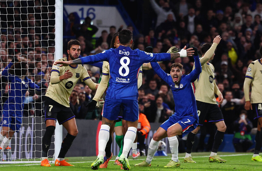 هدف برشلونة العكسي يتحول إلى "وصلة ضحك" في استوديو دوري الأبطال