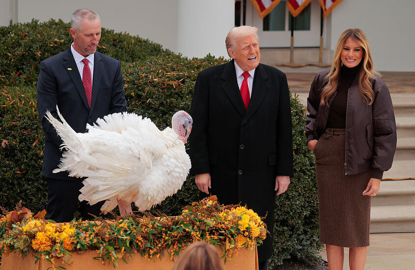 ترامب يمنح الديكين الروميين "غوبل" و"وادل"العفو الرئاسي في البيت الأبيض (فيديو)