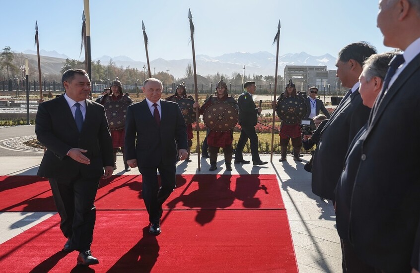 مراسم استقبال رسمية لافتة للرئيس بوتين في العاصمة القيرغيزية (فيديو)