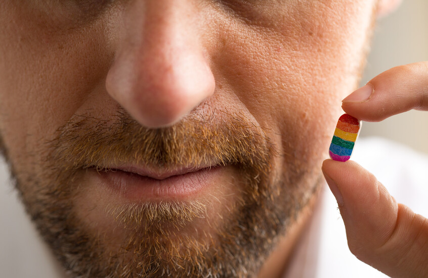 عميل وشى بمقاومين فلسطينيين يتعرض لاعتداء وابتزاز جنسي من قبل فنان إسرائيلي