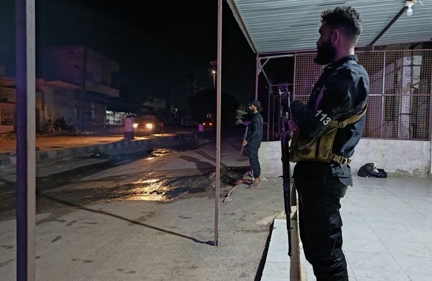 سوريا.. الأمن الداخلي يفرض حظر تجوال في مدينة الشيخ مسكين في درعا
أعلن الأمن الداخلي السوري مساء اليوم الأربعاء، فرض حظر تجوال لمدة 12 ساعة في مدينة الشيخ مسكين بمحافظة درعا، وذلك عقب وقوع حادثة إطلاق نار داخل أحد المحال التجارية في المدينة.