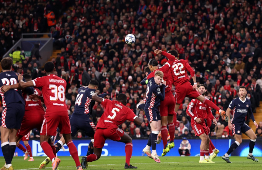 لقطة غريبة في مباراة ليفربول.. فان دايك يمنح أيندهوفن ركلة جزاء "مجانية"