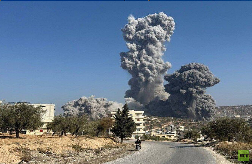 بالفيديو.. لحظة وقوع الانفجار في إدلب مخلفا سحابة هائلة ودمارا واسعا في كفر تخاريم