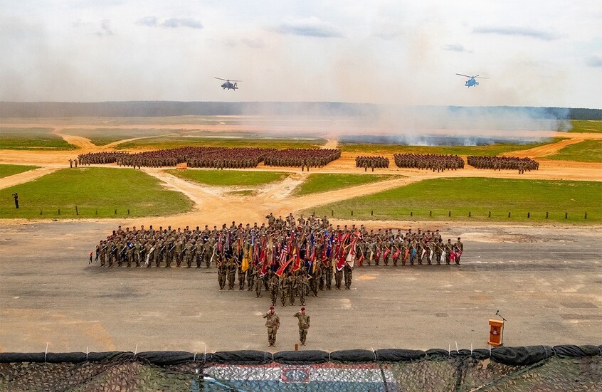 دي فانس يقدم للجنود الأمريكيين الكركند وكعكة على شكل الكتاب المقدس بمناسبة عيد الشكر (فيديو)