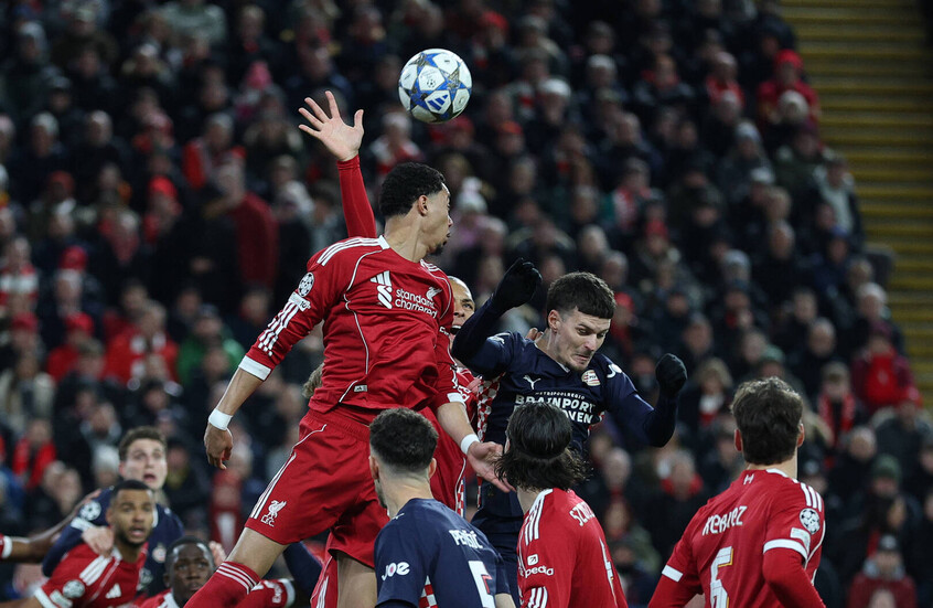 كارثة فان دايك أمام آيندهوفن.. واين روني يجد مادة للسخرية