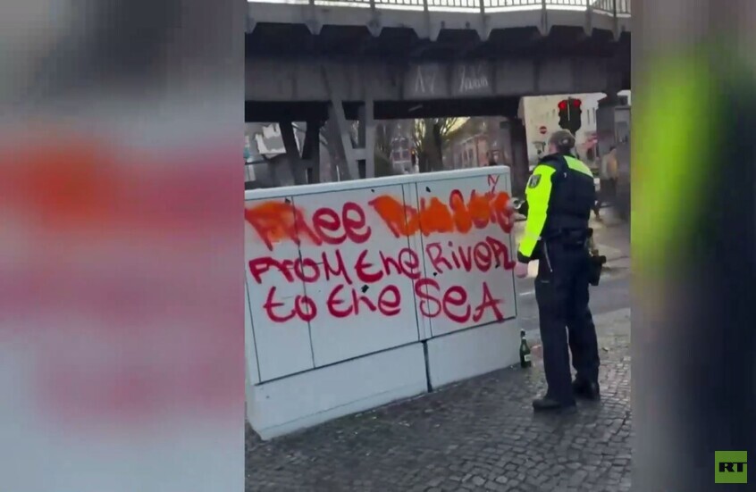 برلين.. الشرطة الألمانية تقوم بإزالة الكتابات المؤيدة للفلسطينيين