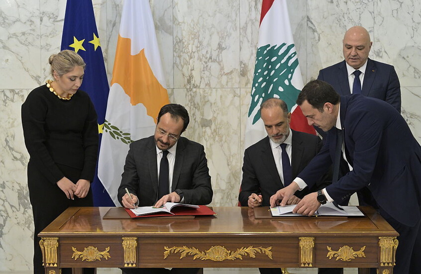 الرئيسان اللبناني والقبرصي يوقعان اتفاقية لترسيم الحدود البحرية بين البلدين