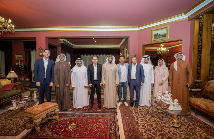 "زعيم ومدرسة استثنائية".. احتفاء إماراتي بـ"رمز عربي" في منزله بالجيزة