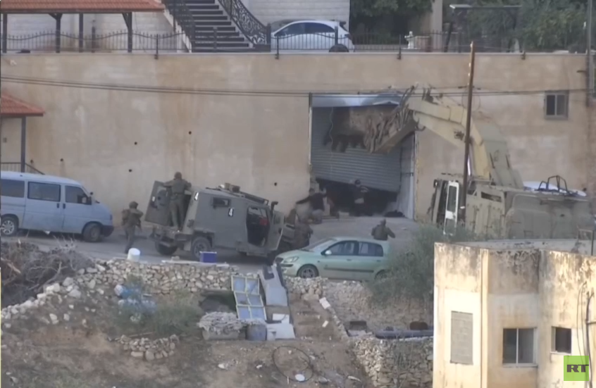 الجيش الإسرائيلي يعدم شابين فلسطينيين في جنين رغم تسليم نفسيهما
وثقت مشاهد، يوم الخميس، لحظات إعدام شابين فلسطينيين بالرصاص وبدم بارد عقب محاصرة منازل في منطقة جبل أبو ظهير بمحيط مخيم جنين شمال الضفة الغربية.