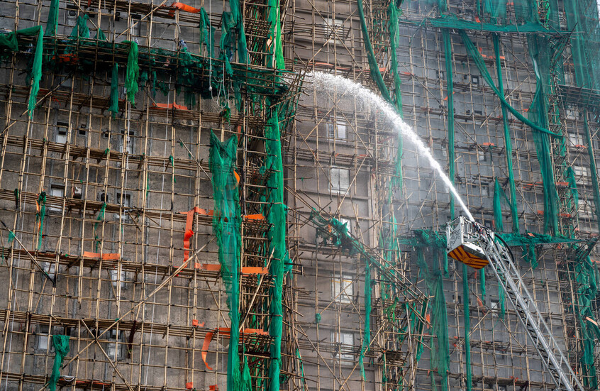 هونغ كونغ: ارتفاع عدد ضحايا حريق المجمع السكني إلى 128 قتيلا