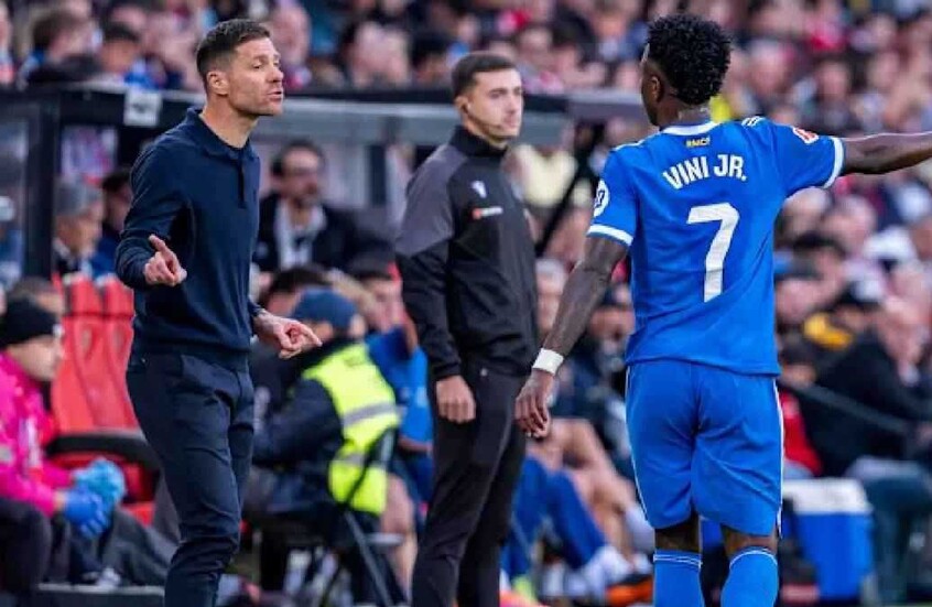 لقطة استثنائية بين تشابي ألونسو وفينيسوس بعد مواجهة أولمبياكوس تنهي الجدل (فيديو)