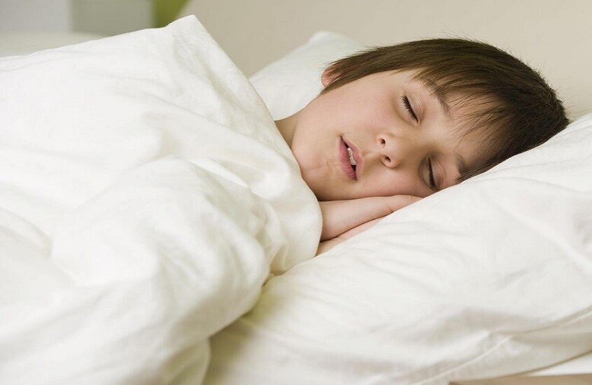 مزايا ومخاطر نوم الطفل مع الوالدين