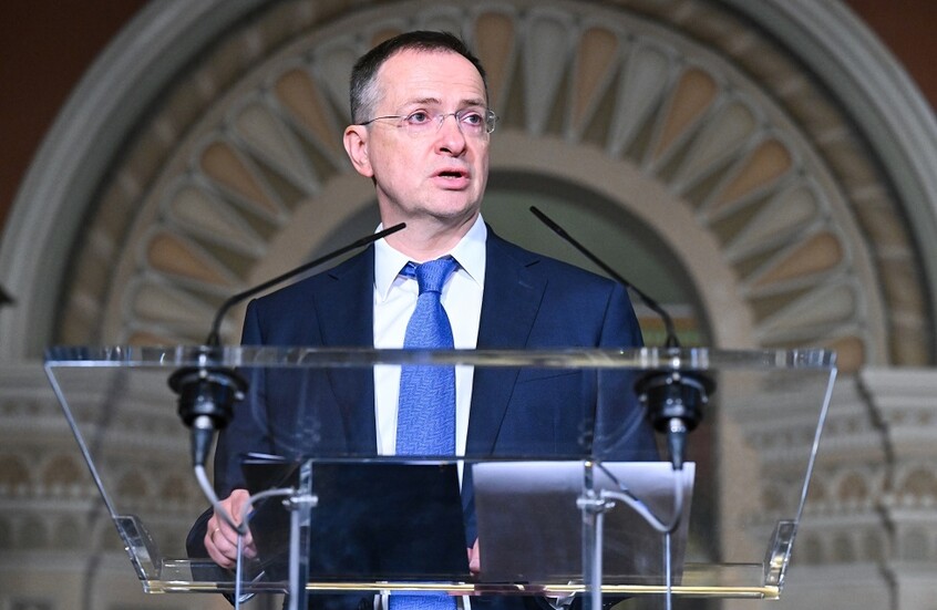 مساعد الرئيس الروسي يعرب عن استعداده لتقديم دورة محو أمية لكالاس