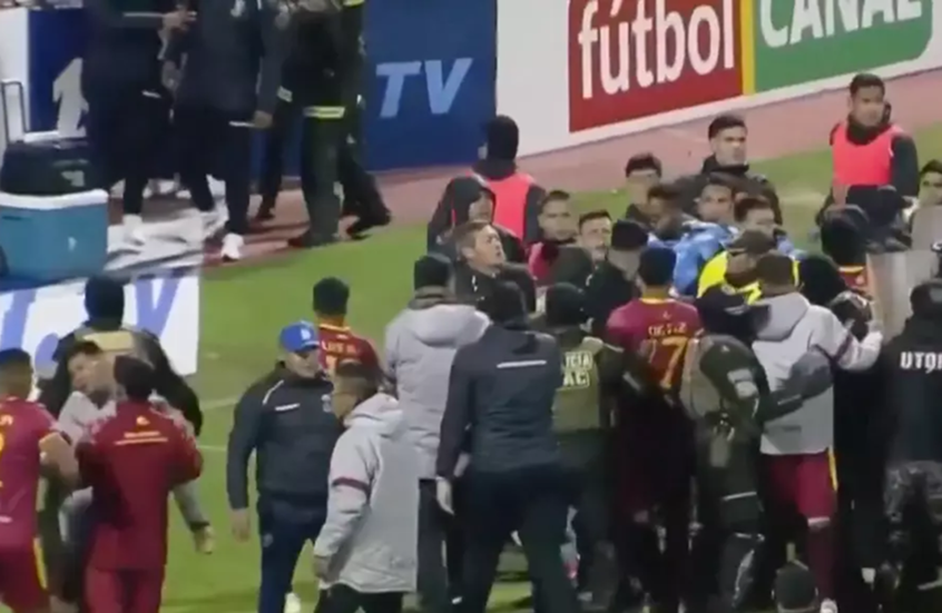 فيديو.. مباراة تتحول إلى معركة وتنتهي بـ17 بطاقة حمراء