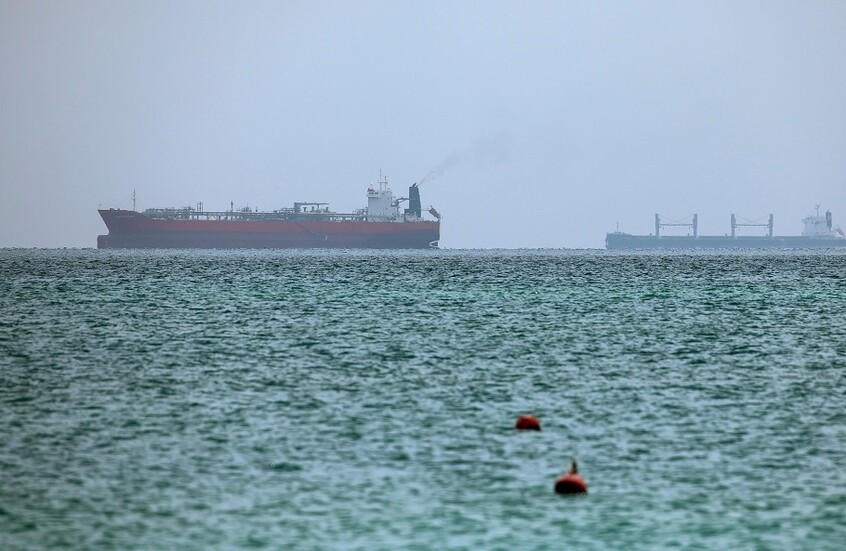 مصدر يؤكد عدم وجود أي روسي بين طاقم الناقلة المشتعلة في البحر الأسود