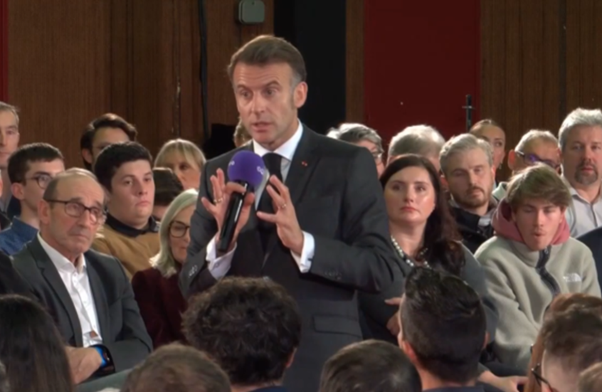 فرنسا.. ماكرون يعتزم تعميم حظر الهواتف المحمولة داخل المعاهد لمواجهة "أزمة التعلم" (فيديو)