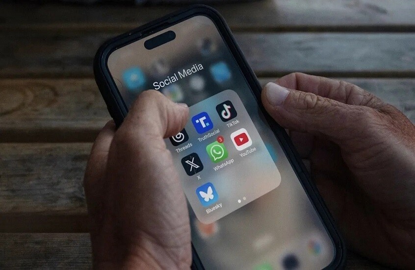 "أكسيوس": مستخدمو مواقع التواصل يفرون من منصة إكس ويتجهون إلى تيك توك وريديت