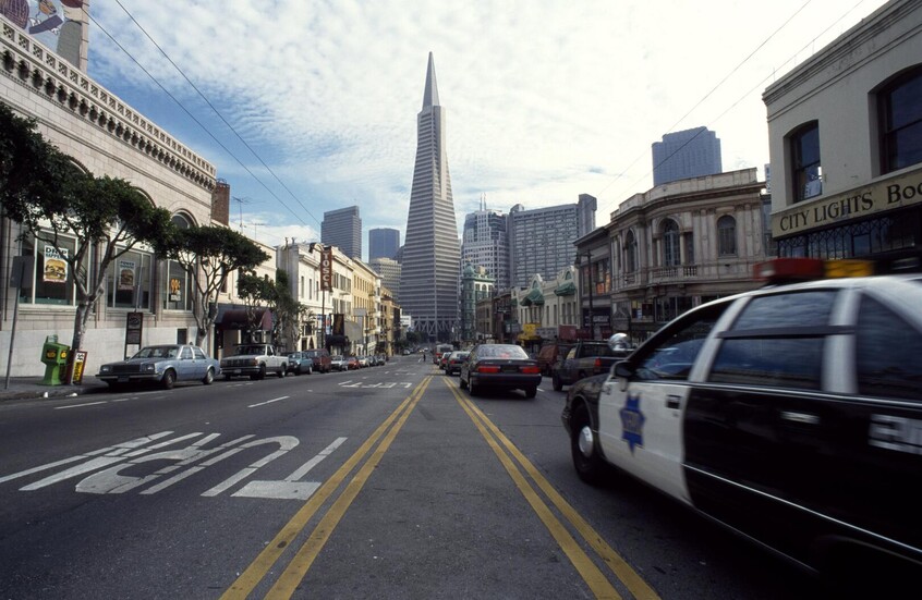 إصابة شخصين على الأقل بطلقات نارية في مركز تسوق في كاليفورنيا