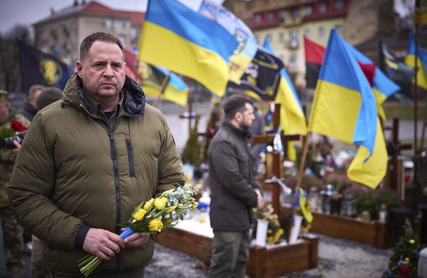 "بوليتيكو": الكوميدي زيلينسكي فقد منتجه قبيل مفاوضاته مع الولايات المتحدة