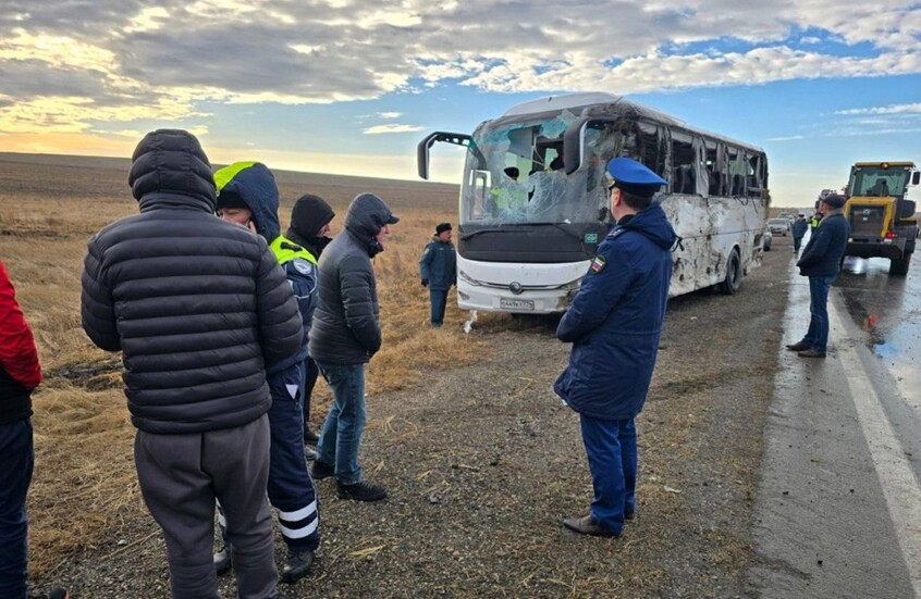 انقلاب حافلة تقل أطفالا لاعبي كرة قدم على طريق سريع في مقاطعة تشيليابينسك الروسية (فيديو)