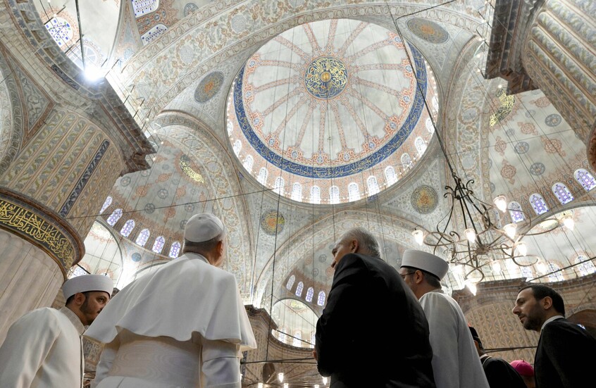 بابا الفاتيكان يلتزم الصمت خلال زيارته "الجامع الأزرق" باسطنبول