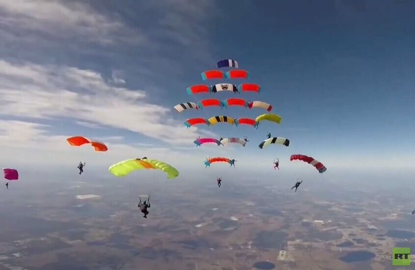 الولايات المتحدة.. رقم قياسي عالمي جديد بالقفز بالمظلات