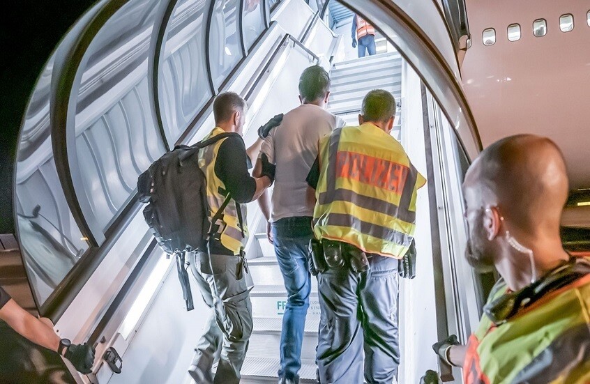 ألمانيا تطلق عمليات ترحيل هادئة  لـ"المجرمين" من طالبي اللجوء السوريين والأفغان