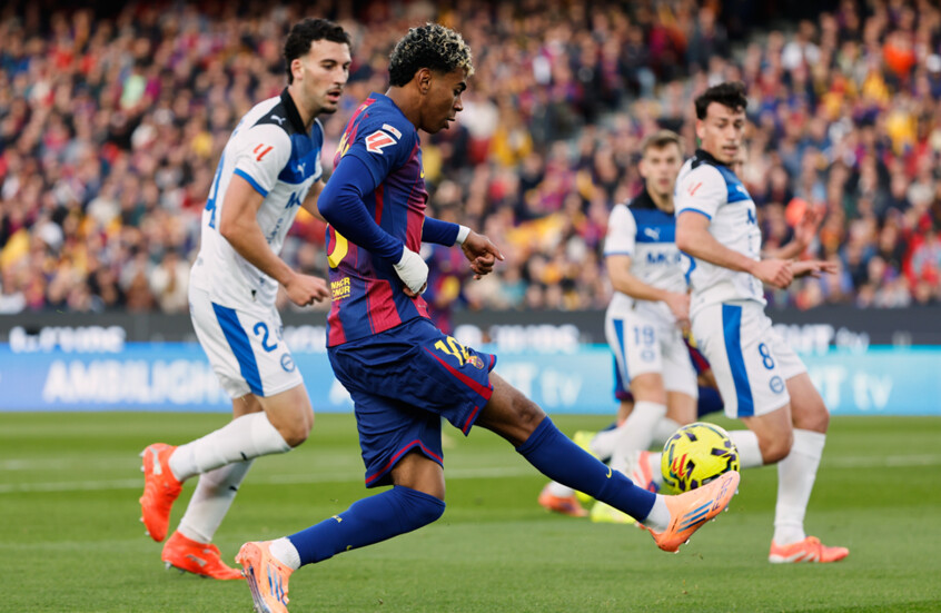 برشلونة يقلب تأخره أمام ألافيس إلى فوز ويعتلي صدارة "الليغا"