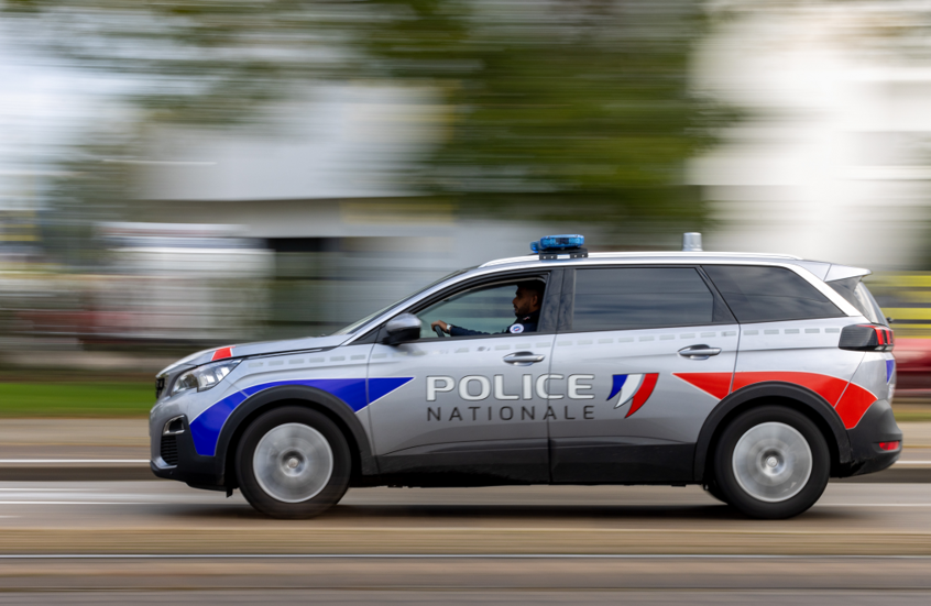 فرنسا.. رشق زعيم حزب سياسي بالبيض أثناء توقيعه كتابه الجديد