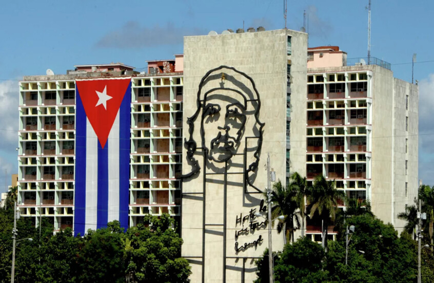 كوبا تدين إغلاق واشنطن المجال الجوي فوق فنزويلا وتصفه بـ"العدوان العسكري"