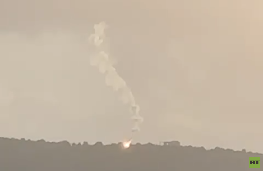 تزامنا مع وصول البابا.. الجيش الإسرائيلي يستهدف منطقة وادي مظلم جنوب لبنان بالقذائف الضوئية (فيديو)