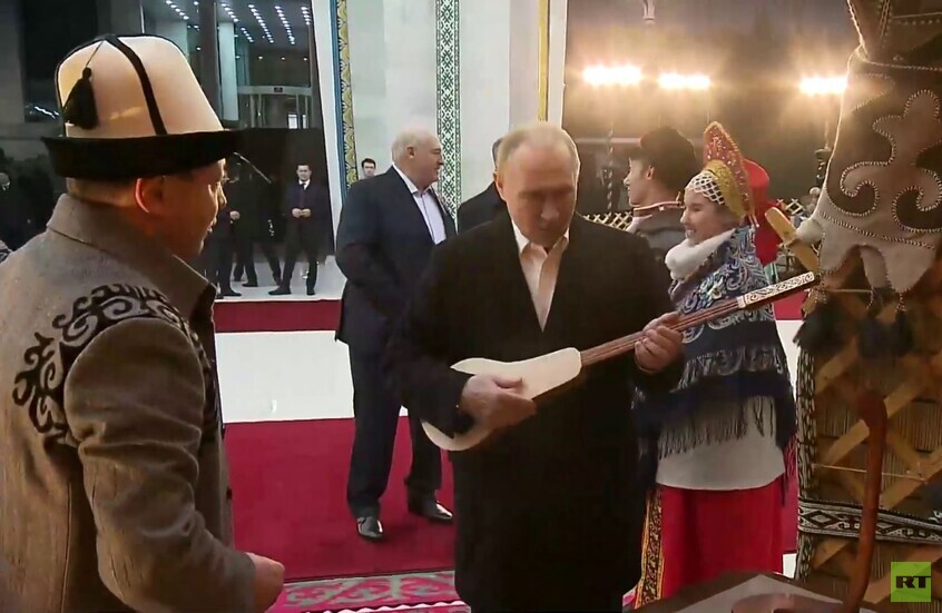 بوتين يجرب العزف على آلة وترية نقرية "هو بو سي" ويتلقى هدية