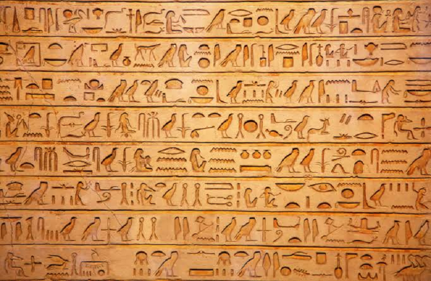 صحيفة حكومية مصرية بالهيروغليفية لأول مرة بمناسبة افتتاح المتحف الكبير