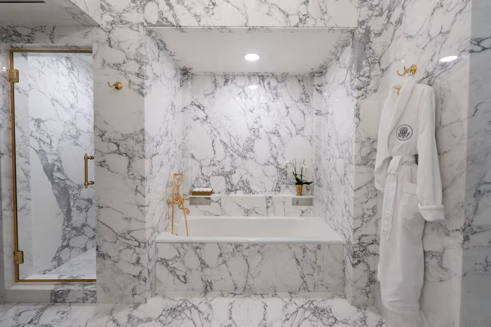 ذهب ورخام من نوع خاص".. ترامب ينشر صورا عن حمام لينكولن عقب تجديده - RT Arabic