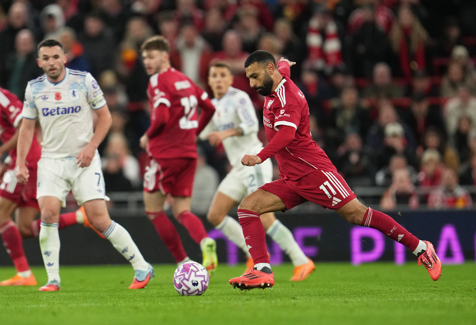 حارس أستون فيلا يهدي صلاح هدفا سهلا بطريقة غريبة (فيديو)