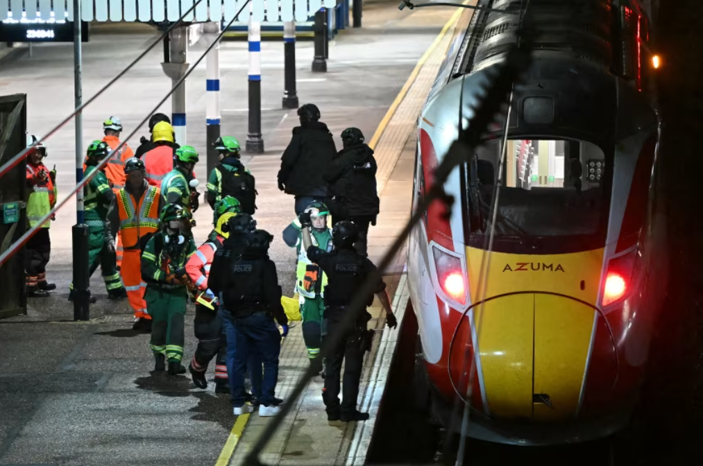 بريطانيا.. شهود عيان يروون تفاصيل مروعة عن هجوم القطار (فيديو)