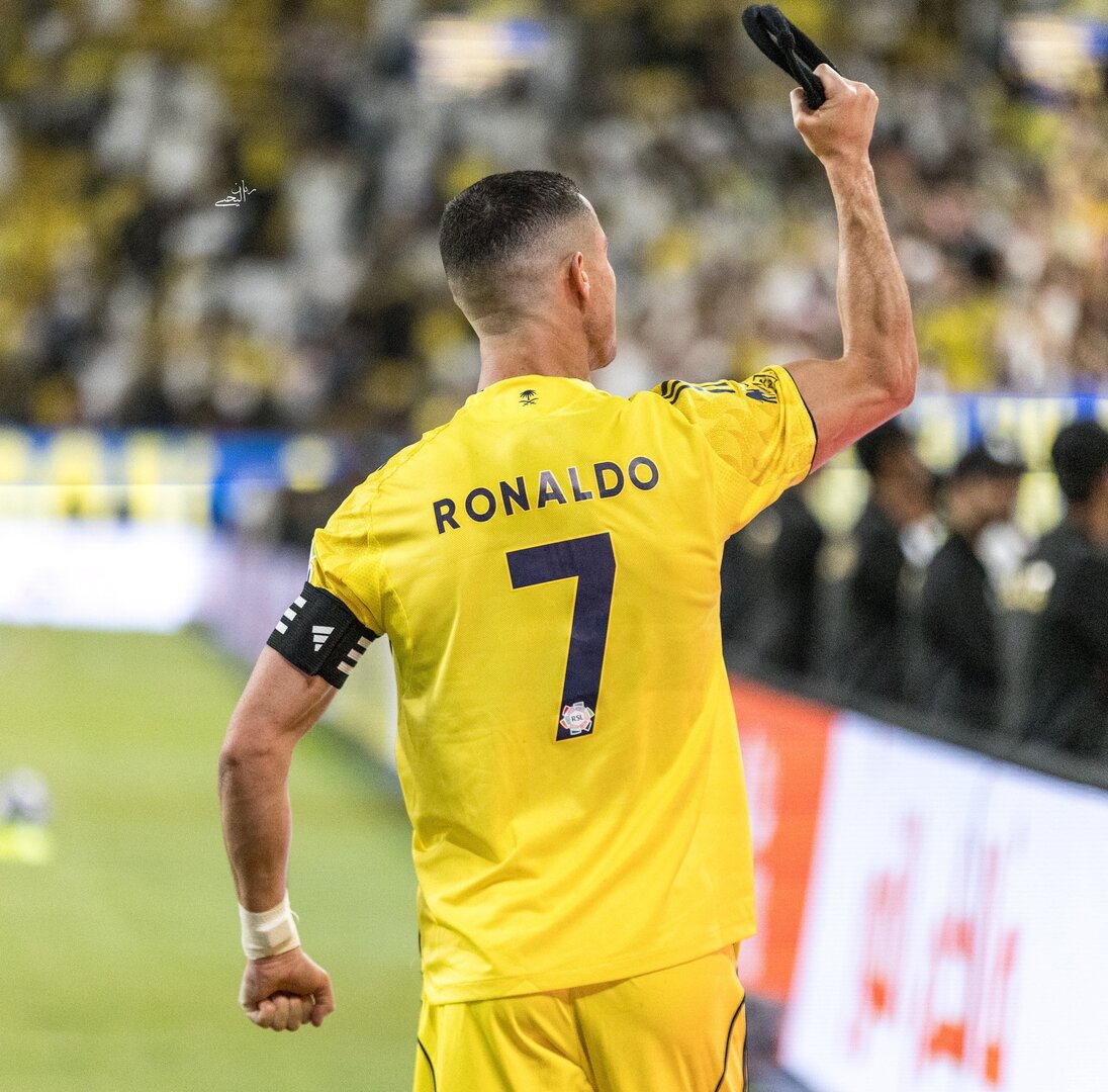 شاهد.. كريستيانو رونالدو يحتفل ويرقص "بالعقال" السعودي بعد هدفه في مرمى الفيحاء (فيديو - صور)
