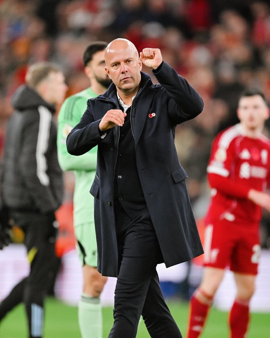 أسطورة ليفربول يدافع عن أرني سلوت ويرد على مطالب إقالته