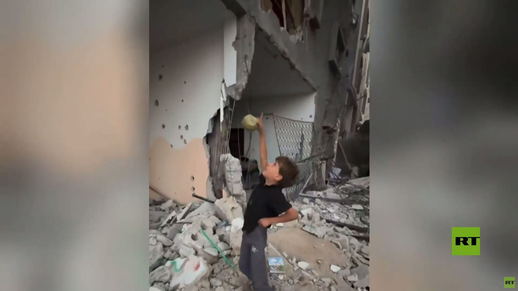 غزة.. فرحة غامرة لطفل فلسطيني