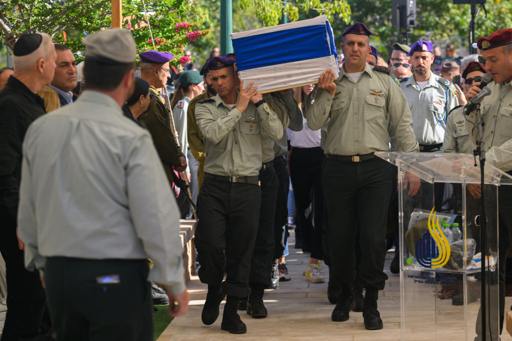 إسرائيل تكشف عن هوية الجثث الثلاث التي سلمتها "القسام"