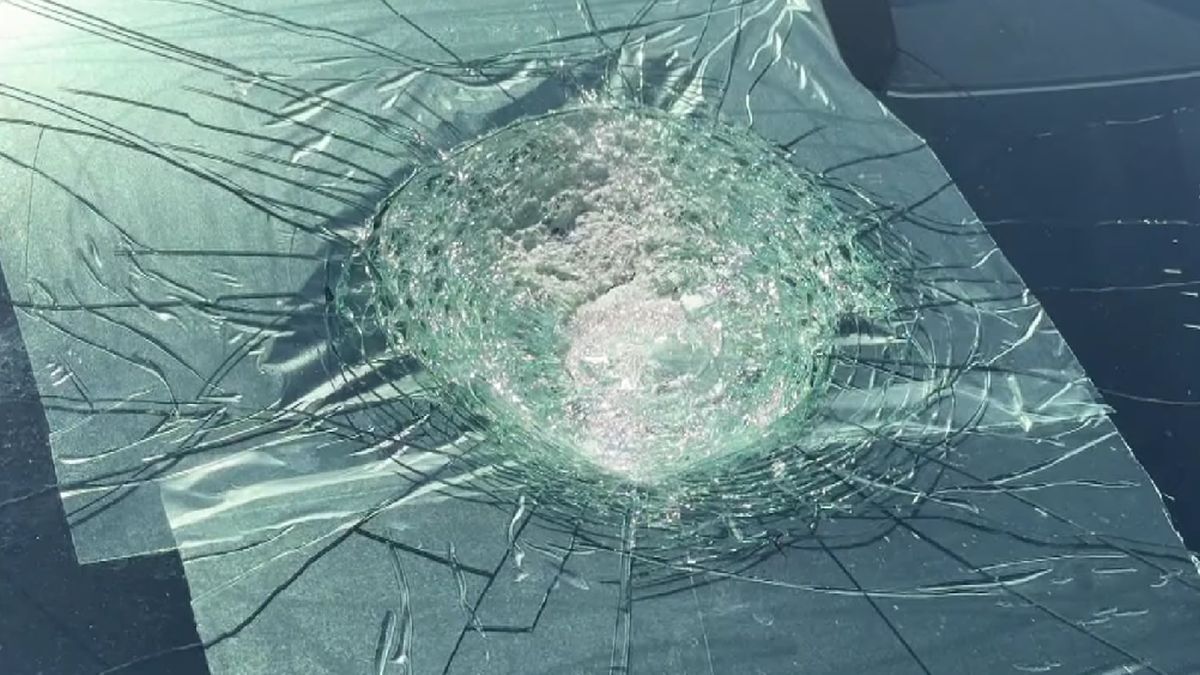 جسم غامض يصطدم بسيارة "تسلا" في حادثة نادرة تثير حيرة العلماء