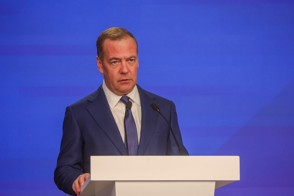 مدفيديف: الغرب أرسل إلى أوكرانيا 500 مليار يورو ونظام كييف سرق كميات ضخمة منها