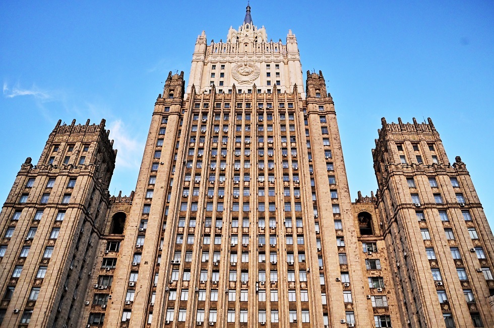 مصدر في الخارجية يفند ادعاء "فاينانشال تايمز" أن واشنطن ألغت قمة بودابست إثر "مطالب روسية متشددة"